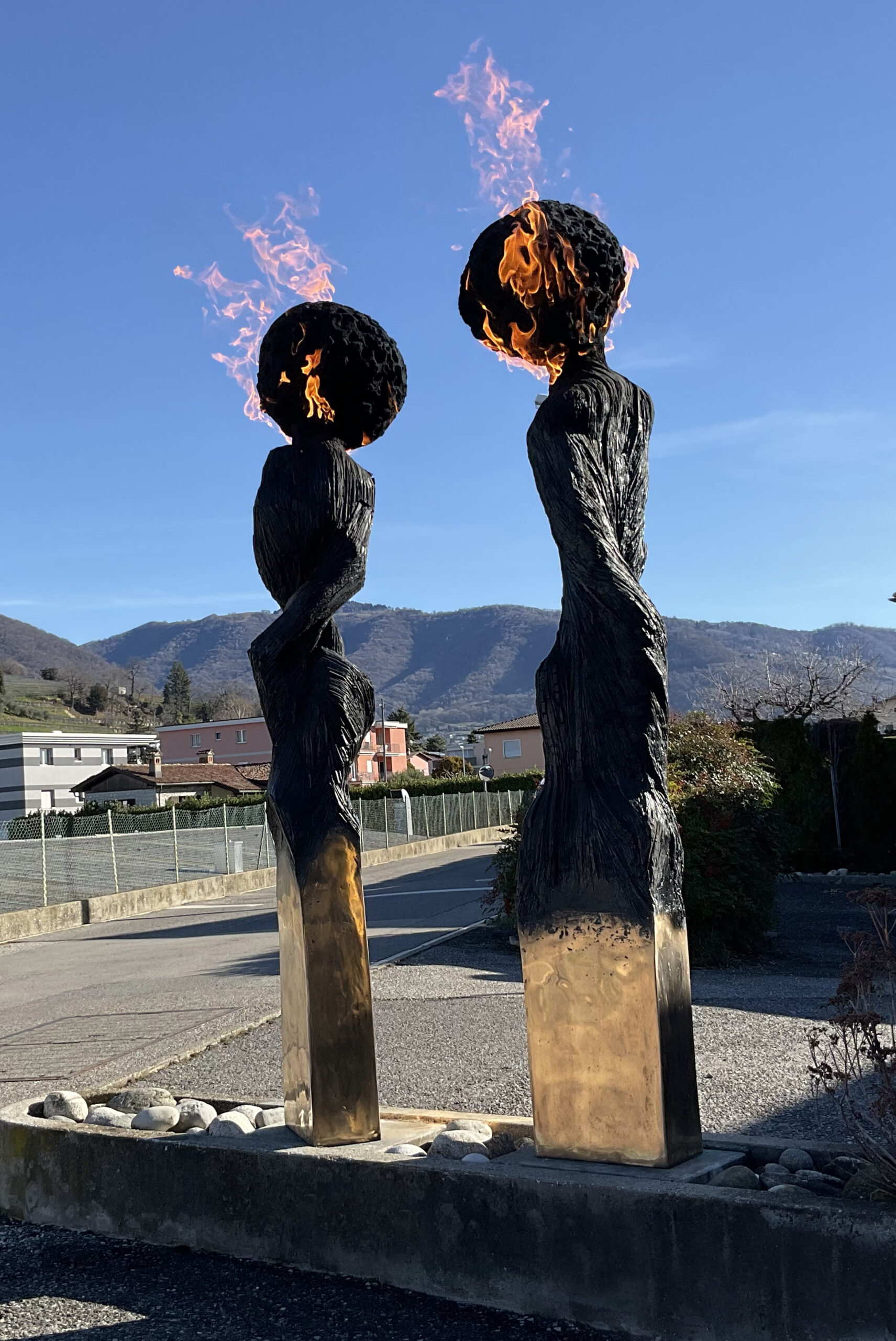 Le fiamme della passione. Scultura antropomorfa (fiammiferi) in bronzo che ardonono