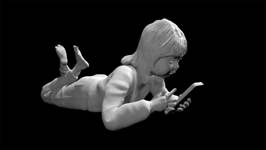 Bimba di 3 anni che gioca con il cellulare.
